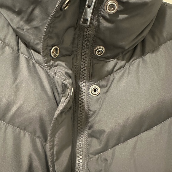 J Crew Women’s Black Down Puffer Vest Medium - Picture 3 of 4